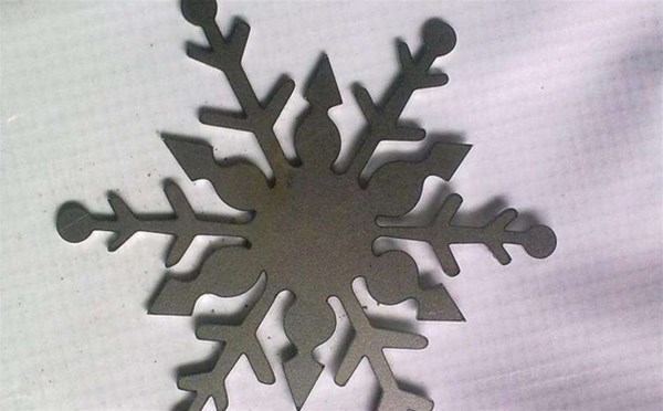 激光切割，操作者要經(jīng)過熟練培訓(xùn)，工作中發(fā)現(xiàn)異常及時上報